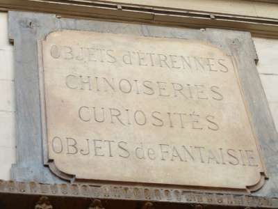 Affiches d origine dans un passage couvert
