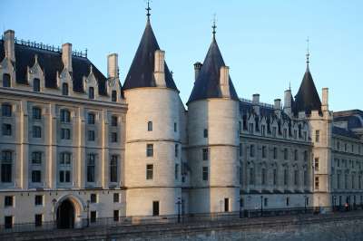 paris palais_de_la_cite_towers_01